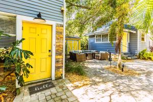 una puerta amarilla en el costado de una casa en Wind Song - You Finally Found the Place You Were Looking For, en San Petersburgo