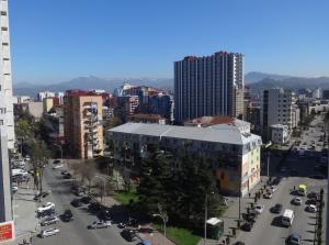 uma vista para uma cidade com carros numa rua em Buoy Rooms em Batumi