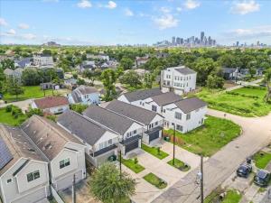 una vista aérea de un barrio con casas blancas en High Style in H-Town with Luxury near Downtown, en Houston