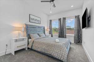 Un dormitorio con una cama y una ventana en High Style in H-Town with Luxury near Downtown, en Houston