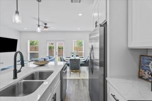 cocina con electrodomésticos blancos y comedor en High Style in H-Town with Luxury near Downtown, en Houston