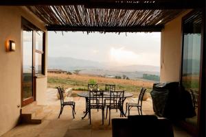 einen Tisch und Stühle auf einer Terrasse mit Aussicht in der Unterkunft Fourteen Tumbleweed, Cathkin Estates by Euphoric Leisure in Ardmore