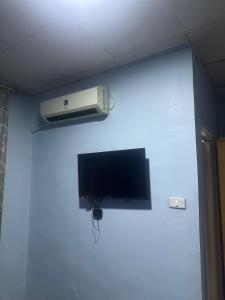 TV a/nebo společenská místnost v ubytování Conord Hotel
