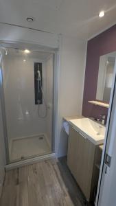 a bathroom with a shower and a sink at Mobil home haut de gamme 6 personnes camping 4 étoiles Marvilla Parks BARCARES plage in Torreilles
