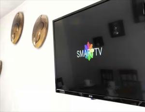 a flat screen tv with a smartify logo on it at CASA DORADO A con AC Y SMART TV Planta Alta in Mezcales