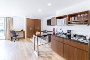 Η κουζίνα ή μικρή κουζίνα στο Leblón Suites Hotel