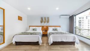 Ένα ή περισσότερα κρεβάτια σε δωμάτιο στο Leblón Suites Hotel