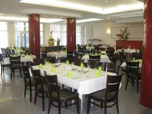 Ein Restaurant oder anderes Speiselokal in der Unterkunft VCH Hotel Greifswald 