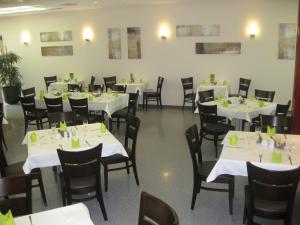Ein Restaurant oder anderes Speiselokal in der Unterkunft VCH Hotel Greifswald 
