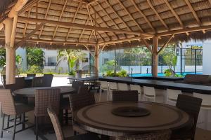 Un restaurante u otro lugar para comer en Refugio marino, alberca y playa