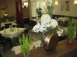 Ein Restaurant oder anderes Speiselokal in der Unterkunft VCH Hotel Greifswald 