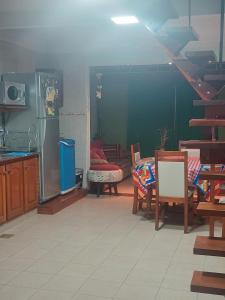 Una cocina y un comedor con mesa y sillas. en Casa Libertad, en Chumillo