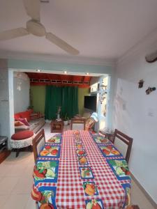 un comedor con mesa y mantel en Casa Libertad, en Chumillo