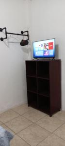 TV a/nebo společenská místnost v ubytování Hostel Barracudas