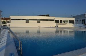 a large pool of water in front of a building at Casa Fidalgo in Santo António da Terrugem