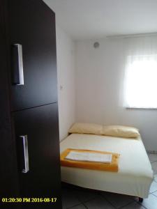 Postel nebo postele na pokoji v ubytování Apartment Novi Vinodolski 15292b