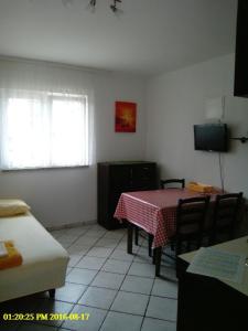 TV a/nebo společenská místnost v ubytování Apartment Novi Vinodolski 15292b + 13 fotografií
