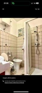 ein Badezimmer mit Dusche, Toilette und Waschbecken in der Unterkunft Villa Nausica in Terracina