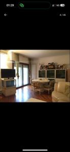 ein Wohnzimmer mit Sofa und Tisch in der Unterkunft Villa Nausica in Terracina