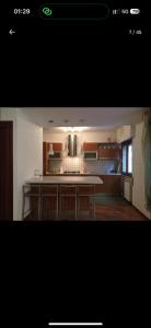 eine Küche mit einer großen Insel in einem Zimmer in der Unterkunft Villa Nausica in Terracina