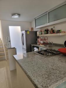 une cuisine avec une cuisinière et un réfrigérateur dans l'établissement Terrasol Diamante, à Acapulco