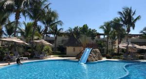 - une piscine avec toboggan dans un complexe dans l'établissement Terrasol Diamante, à Acapulco