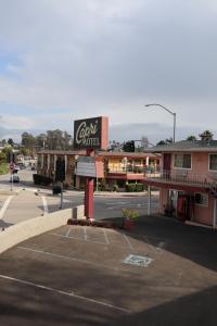Un estacionamiento vacío frente a un motel en Capri Motel Santa Cruz Beach Boardwalk, en Santa Cruz