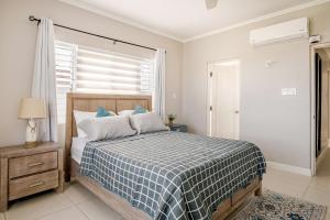 Postel nebo postele na pokoji v ubytování Ocho Rios Ocean Escape + 36 fotografií