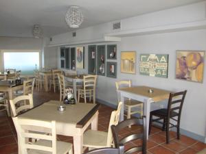 una sala da pranzo con tavoli e sedie in un ristorante di Hotel Alexandrion a Kalamáta