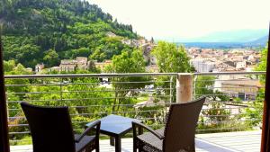 una mesa y sillas en un balcón con vistas en BellaVista, en Popoli