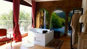 een badkamer met een bad en een raam met een waterval bij BellaVista in Popoli