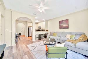 una sala de estar con un sofá y una mesa en Modern 2BR Condo - Hot Tub and Pool - Near Disney, en Orlando 21 fotos más