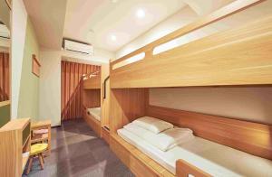 Tempat tidur dalam kamar di THE POCKET HOTEL Kyoto Karasuma Gojo