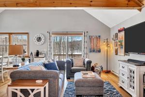 Posezení v ubytování Wooded lakefront chalet with hot tub and game room