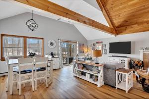 TV a/nebo společenská místnost v ubytování Wooded lakefront chalet with hot tub and game room