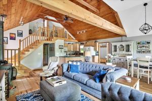 Posezení v ubytování Wooded lakefront chalet with hot tub and game room + 60 fotografií