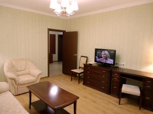 Una televisión o centro de entretenimiento en Apart-Hotel Kurkino