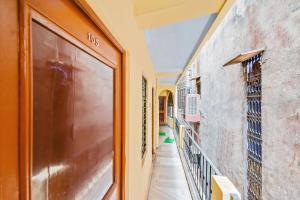 瓜廖尔Hotel O Plaza Lodge的带有玻璃门的建筑走廊