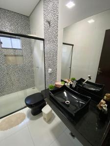 Ένα μπάνιο στο Casa com piscina 2 quartos em Luzimangues Porto Nacional casa de temporada Summer House