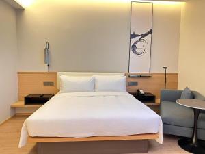 A bed or beds in a room at Fairfield by Marriott Shanghai Hongqiao