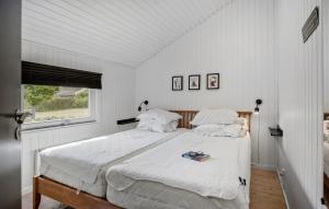 Postel nebo postele na pokoji v ubytování Three-Bedroom Holiday Home In Assens + 10 fotografií
