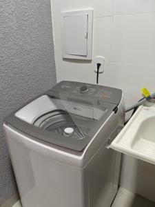 a bathroom with a toilet with its lid up at Super Apartamento 02 quartos NOVO in Tangara da Serra