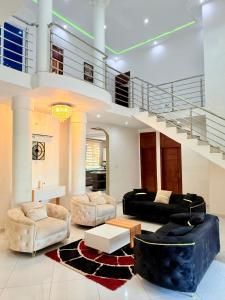 O zonă de relaxare la Nanani Luxury Villa - 4 Bedrooms +41 fotografii