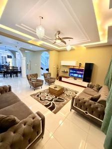 Un televizor și/sau centru de divertisment la Nanani Luxury Villa - 4 Bedrooms