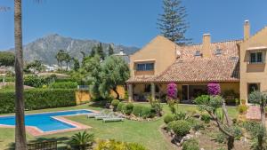 a house with a garden and a swimming pool at Villa in great location in Marbella