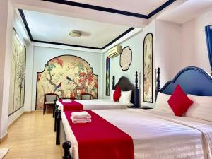 - une chambre avec 2 lits dotés de draps rouges et blancs dans l'établissement VICTORY SECC Hotel, à Hô-Chi-Minh-Ville