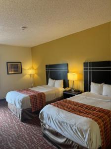 Una habitación de hotel con dos camas y dos lámparas. en CASINO INN AND SUITES TUNICA RESORTs, en Robinsonville