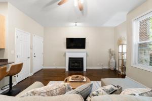 Una sala de estar con un sofá y una chimenea. en Quick Drive to Downtown Chicago & Early Check-In, en Chicago 27 fotos más