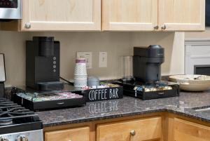 una barra de cocina con una barra de café. en Quick Drive to Downtown Chicago & Early Check-In, en Chicago