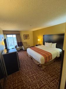 Una habitación de hotel con una cama grande y un televisor. en CASINO INN AND SUITES TUNICA RESORTs, en Robinsonville 22 fotos más